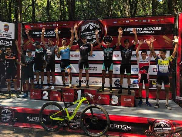 Pódio elite masculina Abierto Across (Divulgação)