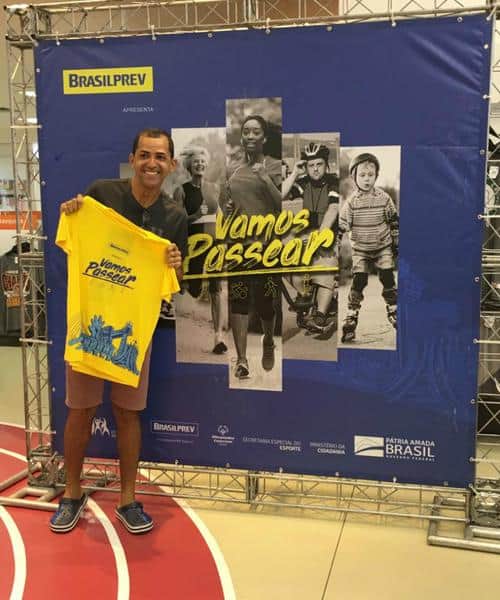 Posando com a camiseta na retirada do kit (Divulgação).jpg