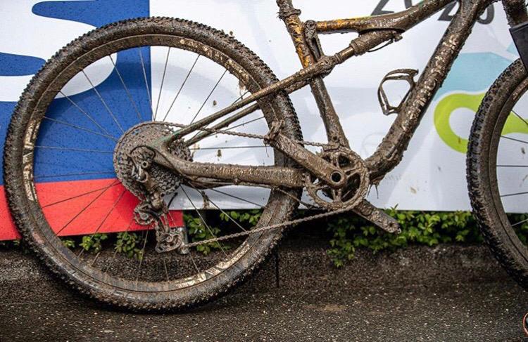 Como Avancini e sua bike ficaram ao final da prova com chuva em Albstadt Copa do Mundo de XC 2019 (5)