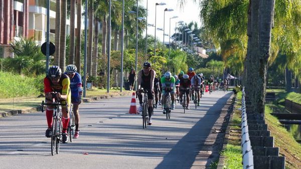 ciclistas-em-acao-no-ironman