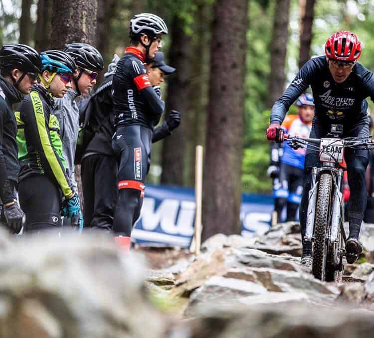Julien Absalon definindo as linhas com seu time na Copa do Mundo de XCO 2019 (1)