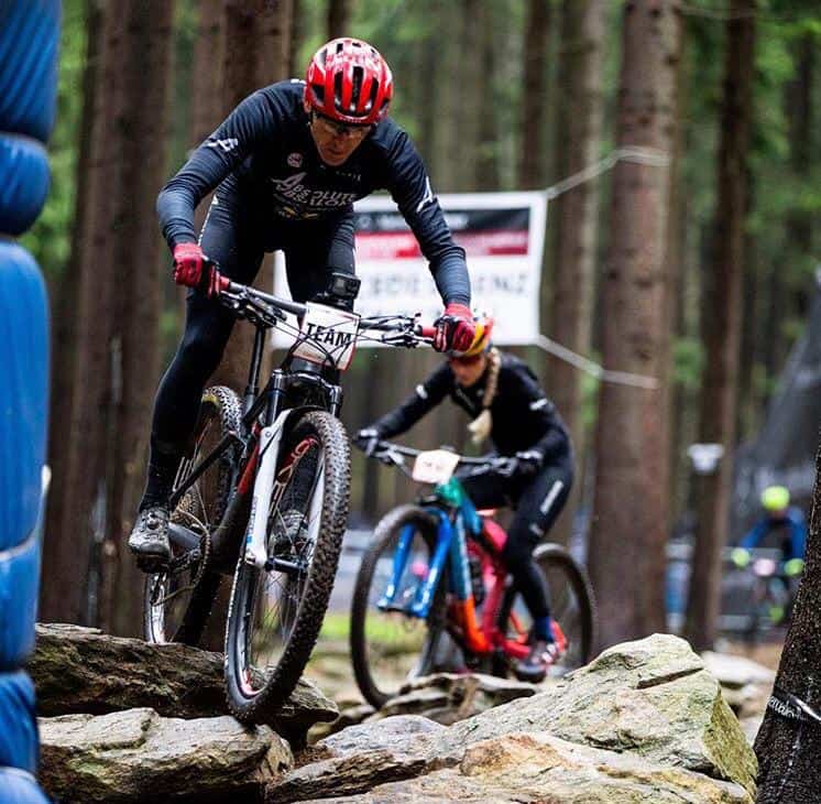 Julien Absalon definindo as linhas com seu time na Copa do Mundo de XCO 2019 (3)