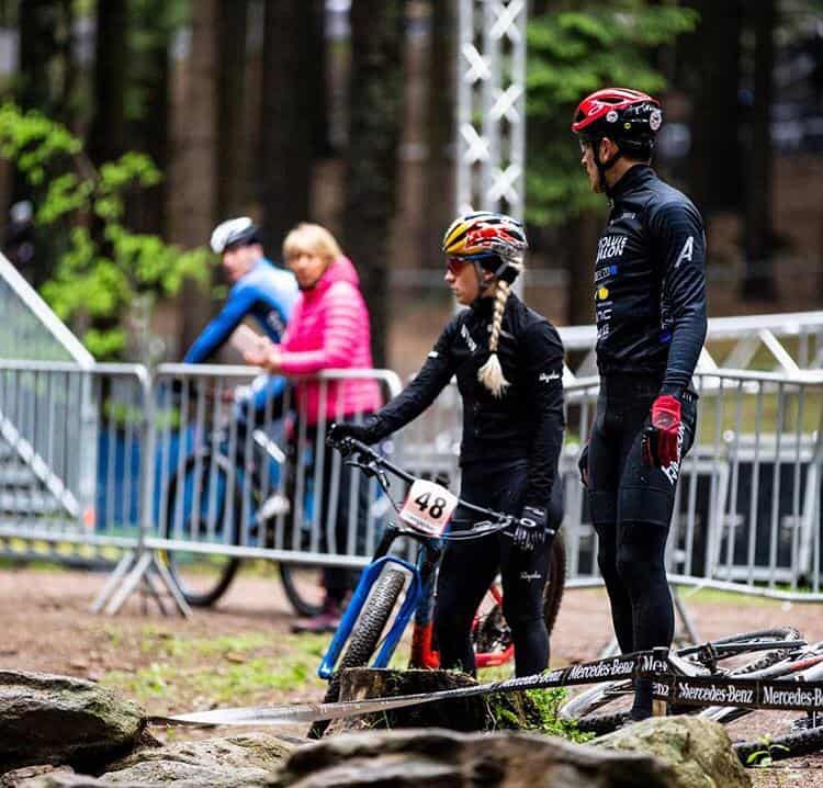 Julien Absalon definindo as linhas com seu time na Copa do Mundo de XCO 2019 (4)