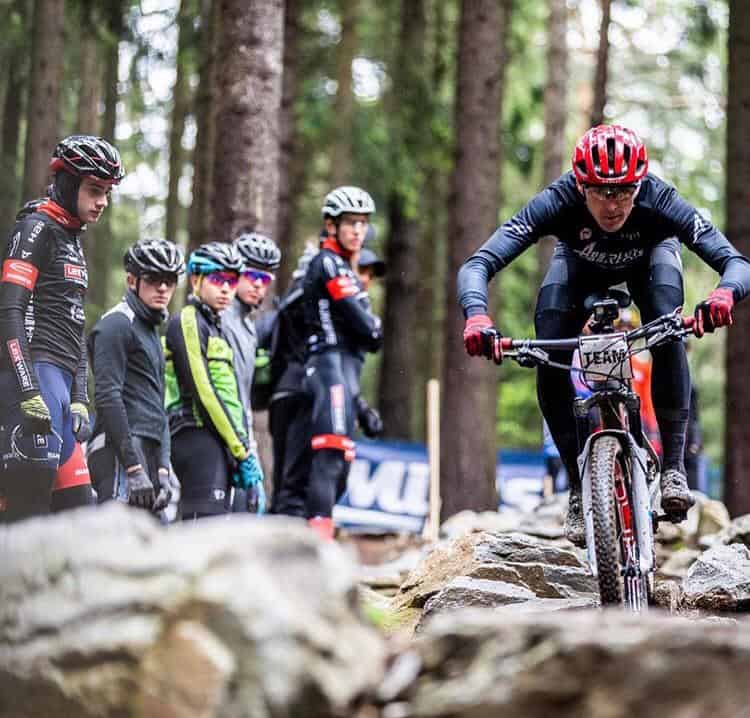 Julien Absalon definindo as linhas com seu time na Copa do Mundo de XCO 2019 (6)