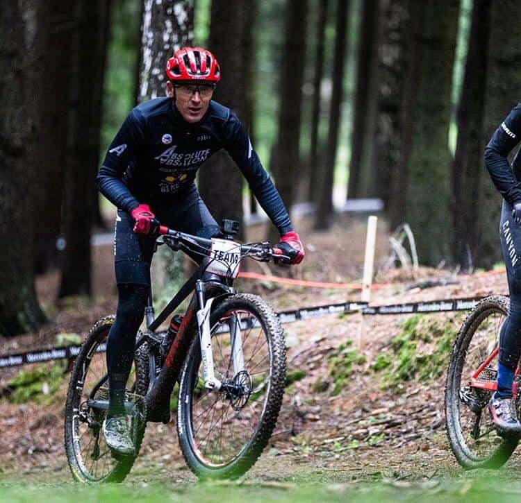 Julien Absalon definindo as linhas com seu time na Copa do Mundo de XCO 2019 (7)