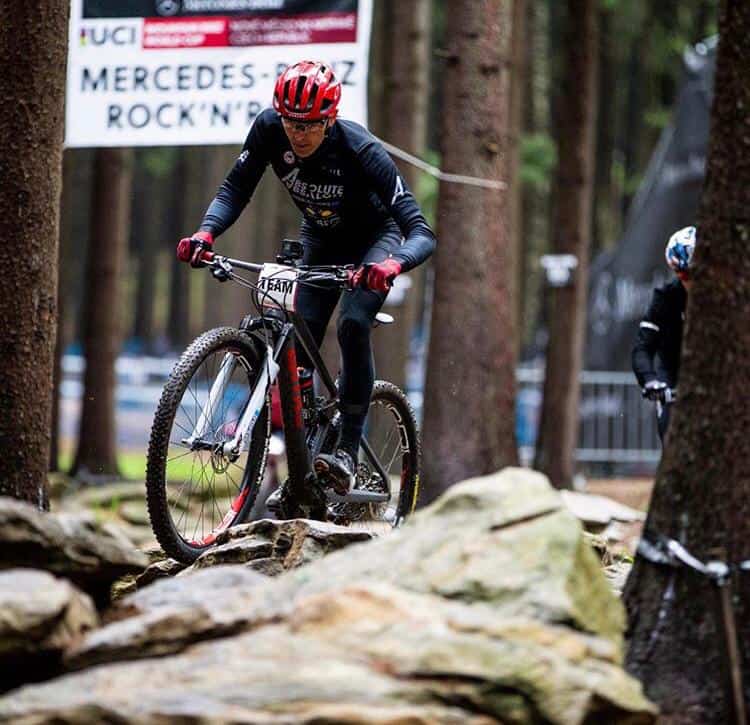 Julien Absalon definindo as linhas com seu time na Copa do Mundo de XCO 2019 (8)