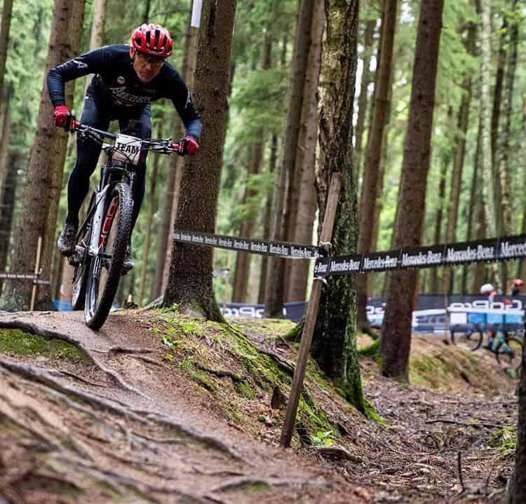 Julien Absalon definindo as linhas com seu time na Copa do Mundo de XCO 2019 (9)
