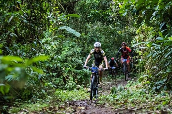 Sanderson Celso em disputa com Edivando Cruz em 2018 (Wladimir Togumi Brasil Ride)