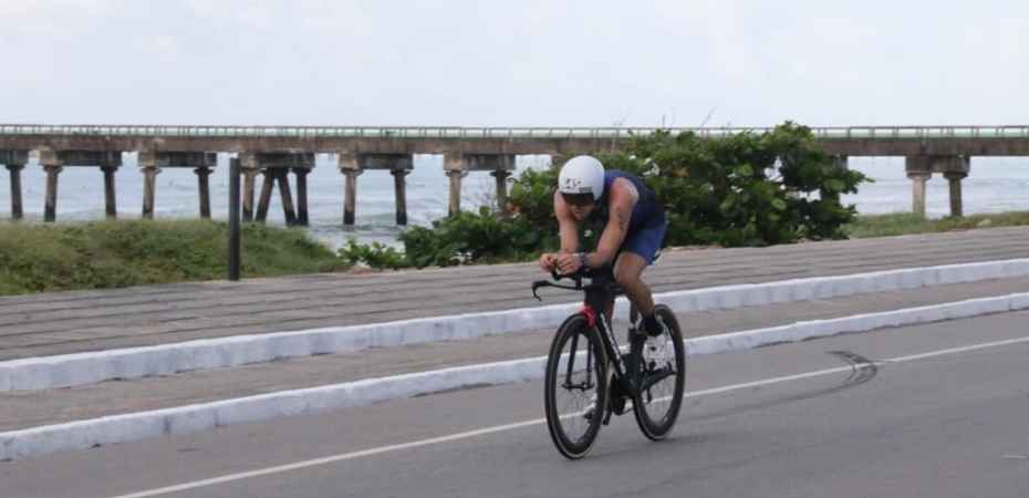 ciclista-em-acao-ironman-maceio-alagoas