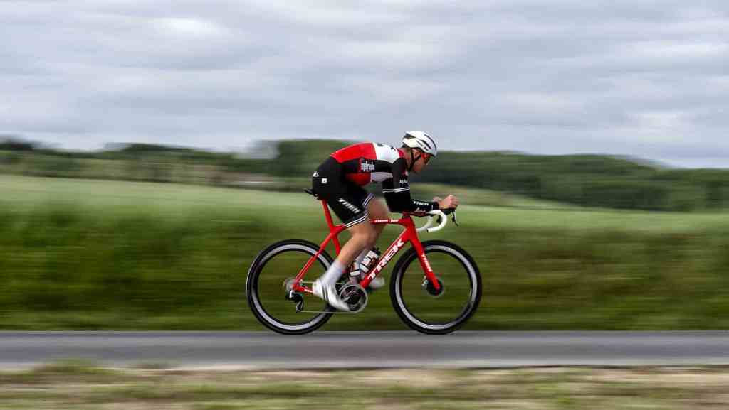 ciclista-profissional-em-acao-com-a-domane-2020