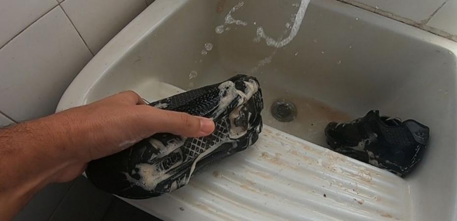 Limpando a sapatilha de mtb