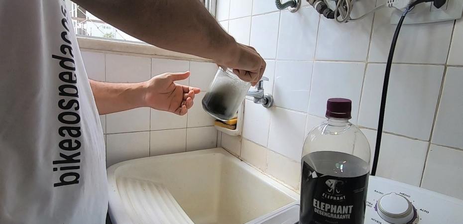 Limpando a corrente da bike